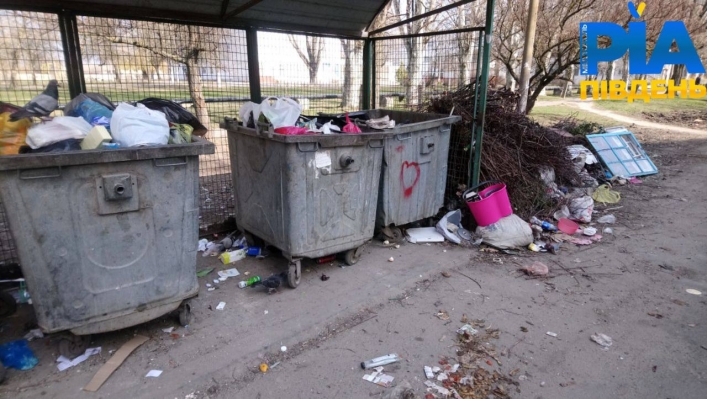 Фотографій, на яких показано жалюгідний стан зі сміттям у Мелітополі, настільки багато, що якщо публікувати їх усі, доведеться видавати цілу енциклопедію.